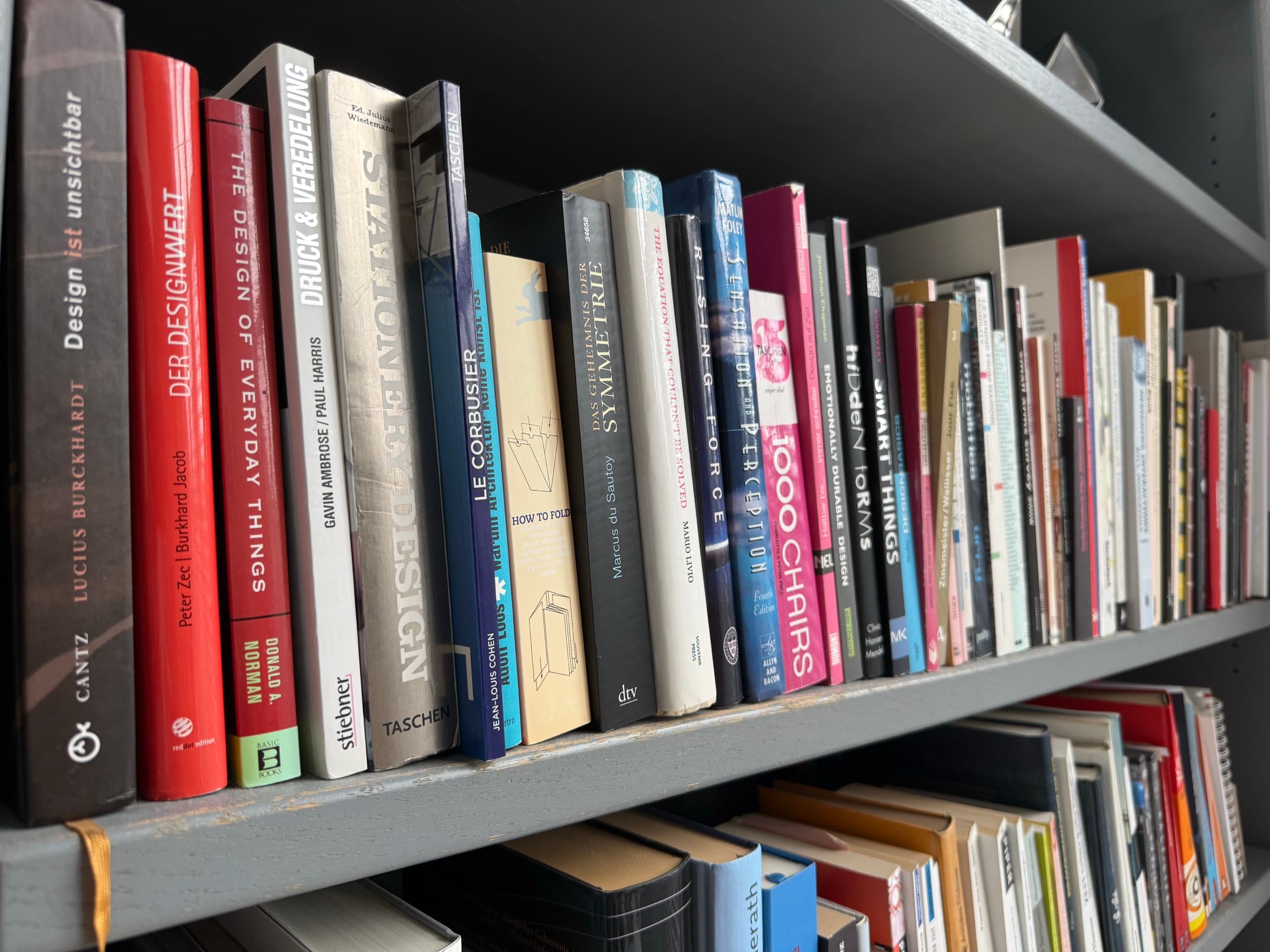 Bücherregal im Studio mit Fachbüchern zu Design und Architektur