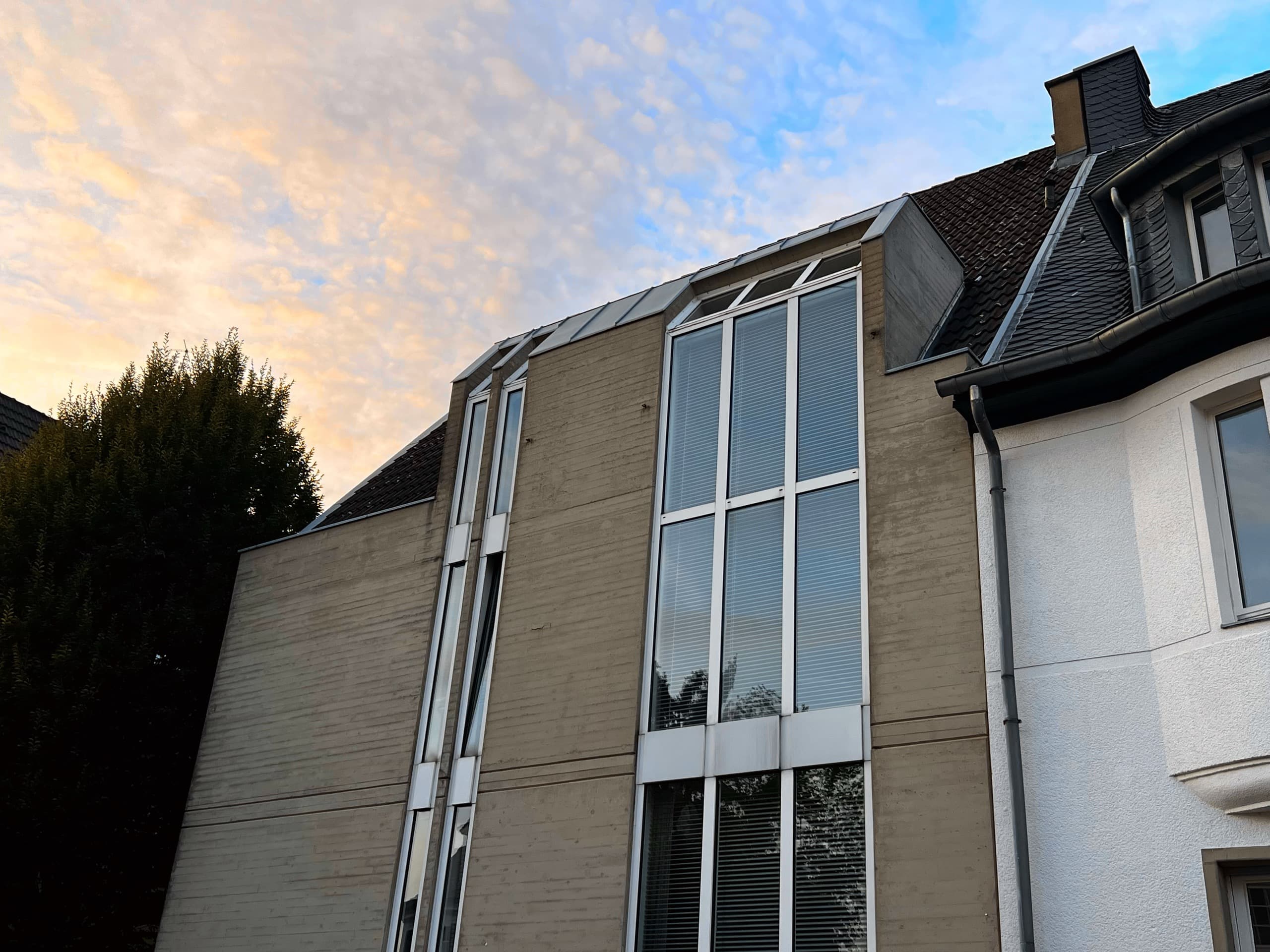 Studiogebäude mit hoher Fensterfront in der Abenddämmerung